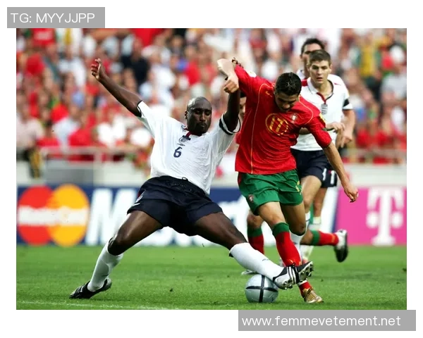 自由翱翔的足球明星展现无尽魅力与激情的精彩瞬间